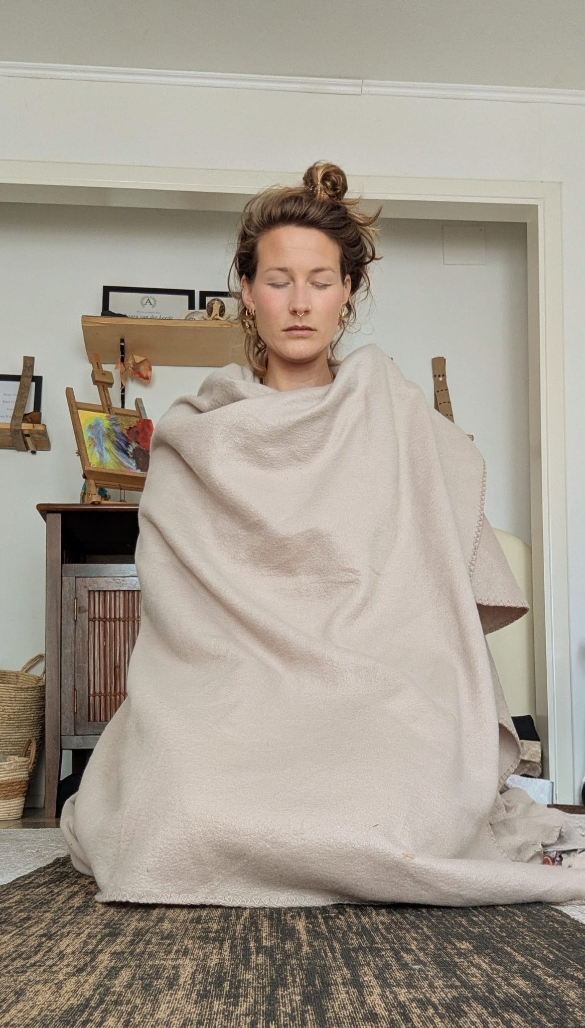 Laura van der Leede tijdens een moment van stilte en thuiskomen bij zichzelf
